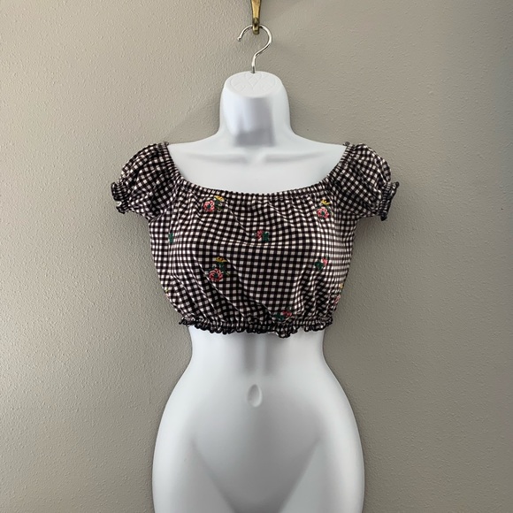 Black & White crop top with flowers and ruffle - Picture 4 of 5